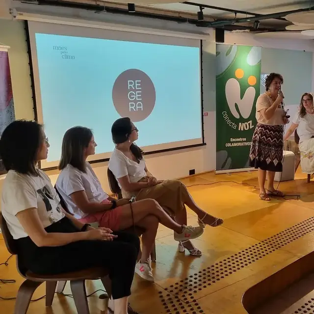 Roda de conversa com o Mães pelo Clima, com o slide da Regera ao fundo