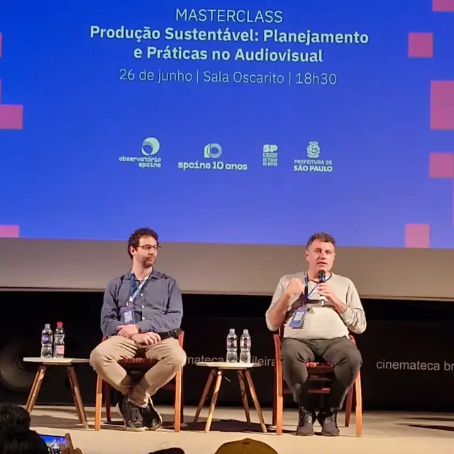 Masterclass sobre produção sustentável no audiovisual no Fórum SPCine, com dois palestrantes no palco