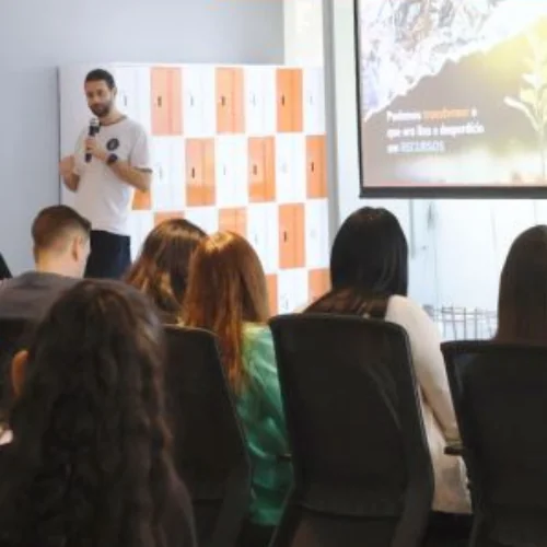 Palestra da Regera para colaboradores de uma empresa, com plateia sentada