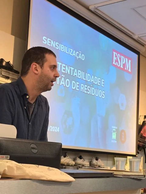 Palestrante diante de um telão com o título da palestra de sensibilização na ESPM