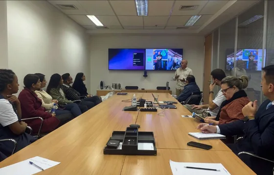 Equipe reunida em sala de reuniões durante palestra sobre resíduos na Galgo