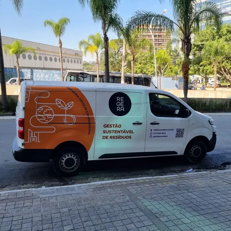 Van da Regera Mundo em rota de coleta pela cidade de São Paulo